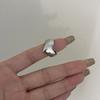 Anillo de metal con diseño de nicho y patrón de diamantes de alta calidad, versión ancha, arco irregular, estilo europeo y americano.