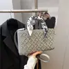 Moda Transfronteiriça Bolsa de Mão Simples Estilo Princesa Diana High-End 2026 Nova Bolsa Feminina Bordada com Lenço Ombro Único Transversal Bolsas
