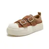 Tenis blancos para mujer hechos de piel de vaca de capa superior, nuevo modelo otoño e invierno 2026, tenis casuales retro de suela gruesa con doble hebilla, zapatos versátiles para mujer