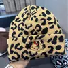 Nuevo Sombrero de Lana Kt Jacquard Bordado Estampado de Leopardo Engrosado Protección para Orejas Invierno Mujer Exterior Sin Visera Cálido Tejido