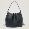 Venta al por mayor directa de fábrica Cuero de vaca de plena flor Patrón en V Bolso nuevo para mujer Versátil Bolso tipo cubo de cuero genuino Bolso de mano de gran capacidad Bolso de hombro para mujer