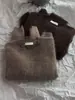 Suéter de punto de cuello redondo de alta gama en color marrón para mujer, temporada de otoño e invierno, suave y pegajoso de fufu lechoso, suéter interior para usar como capa base exterior