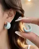 Pendientes de Esmalte Azul Crema Estilo Coreano para Principios de Primavera, Super Hermosos, con Esmalte de Goteo, Forma de C para Mujer 2026, Tachuelas y Accesorios Frescos y de Personalidad Única