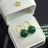 Gancho para oreja redondo de calcedonia verde natural de alta calidad Joker clásico pendientes de calcedonia verde fábrica venta al por mayor moda nuevo