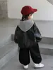 Conjunto de chaqueta de cuero para niño de primavera y otoño, estilo coreano, atuendo de tres piezas a rayas moderno y elegante para niños