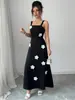 Vestido longo luxuoso de tecido tridimensional com contraste preto e branco, com alças florais brancas, decote quadrado, cintura alta, elegante vestido de caimento em linha A