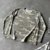 Moda retro americana calle de moda hip-hop corte ajustado Y2K cuello redondo nicho camuflaje casual manga larga camiseta básica