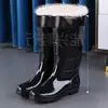 Resistentes al olor, cálidas y antideslizantes, estas botas de lluvia de color sólido con forro de polar son altas, gruesas, impermeables y duraderas, lo que las convierte en una opción elegante para hombres.