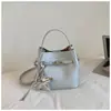 Bolso de Mano Pequeño Vintage para Mujer 2026 Nuevo Estilo Coreano Bolso Cubo de Nicho Bolso de Hombro Cruzado de Moda para el Trabajo Tendencia