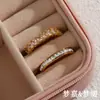Anillo de Joyería Popular de Moda Ins Europea y Americana Personalizado con Borde Incrustado de Circonita Anillo de Acero Inoxidable Chapado en Oro de 18K con Circonita de Diamante Completo para Mujer