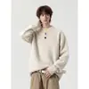 Diseño sugerido para nueva ropa juvenil de otoño e invierno: un suéter de silueta con cuello henley, botones multicolores, un nuevo suéter de moda urbana