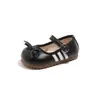 Sapatos Pequenos de Couro com Laço para Crianças 2025 Primavera e Outono Sapatos para Meninas Moda para Bebês Sapatos de Princesa com Solado Macio Tendência