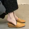 El diseño simple y elegante de Chuyuji presenta un tacón de cuña y punta cerrada, lo que lo convierte en un zapato de tacón alto sin cordones para que las mujeres lo usen en el exterior en verano, ideal para personas menudas.