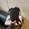 Bolsas casuales al por mayor para mujer 2026 nuevo modelo para caminar bolsa cruzada pequeña para teléfono móvil bolso de hombro súper popular de moda bolsa cuadrada pequeña