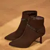 Botas de tornozelo de salto alto com bico fino para mulheres, nova coleção outono/inverno 2026, camurça, elegantes, forradas com fleece, modernas, com strass, saltos finos e efeito emagrecedor