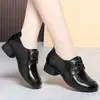 Sapatos Femininos de Bico Redondo Couro Macio Retrô Boca Profunda Cor Sólida Preto Simples Cadarço Salto Grosso Solado Macio Confortáveis Sapatos para Mães de Meia-idade