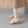 Sandalias de tirante único de malla para mujer con tacón bajo para uso en exteriores, nuevo modelo de verano 2026, zapatillas cerradas con suela suave y tacón alto