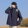 Chaqueta de Asalto Tres en Uno para Hombre, Nuevo Estilo Otoño e Invierno 2025, Ropa de Trabajo Juvenil para Exterior a Prueba de Viento con Forro Polar