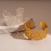 Pulseira Aberta de Metal Estilo Europeu e Americano com Flor Vazada Pulseira Leve de Luxo de Alta Qualidade Joia de Mão Exagerada de Nicho Atacado