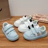 Elegantes tenis blancos para niñas, nueva colección otoño/invierno 2026, con cierre de velcro, suelas suaves y diseño de rayas versátil para uso casual