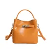 Yue Zi 2026 Otoño Temprano Nueva Moda Casual Simple Bolso de Cubo de Mano Versátil de Alta Calidad para Hombro Cruzado Bolso para Viaje
