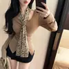 Puramente Sexy e Atraente, a Camiseta com Design Plissado para Mulheres no Outono e Inverno Apresenta Fitas com Estampa de Leopardo, Top Único e Chique, Ajustado ao Corpo e Versátil