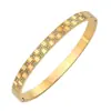 Pulseira de Aço Inoxidável com Duas Fileiras de Pedras de Diamante Europeia e Americana Vendida Quente Estilo Simples Ins Pulseira de Titânio com Flores de Gipsófila para Mulheres