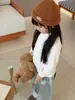 Camiseta base infantil listrada estilo coreano com gola alta meia, macia e elástica, cor sólida, versátil para usar em camadas, camiseta casual elástica multicolorida