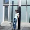T-shirt Branca Bordada Sexy Estilo Doce e Cool Americano com Decote V Slim de Manga Curta para Mulheres Verão Ajuste na Cintura Ombro Direito Efeito Emagrecedor Top Curto