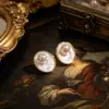 Pendientes de Perla de Concha Blanca Vintage Estilo Francés, Selección de Influencers Nicho de Lujo Ligero, Pendientes de Botón Simples y Elegantes, Venta al por Mayor Directamente de la Fuente