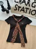 5250 # Camiseta de manga corta con cuello en V para mujer, verano, corte ajustado, de longitud corta, con un diseño elegante y detalle de lazo, perfecta como capa base