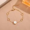 Pulseira da Moda e Luxo Leve Preta e Branca de Concha Flor de Cinco Pétalas Aço Titânio para Mulheres com Design Doce Nova Popular Versátil Pulseira de Rosto Preta e Branca