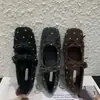 Elegantes y estilosos zapatos de salón para mujer, con un diseño que realza la altura, perfectos para el otoño de 2026. Estas bailarinas retro de estilo coreano con lunares, puntera cuadrada y apertura poco profunda son imprescindibles.