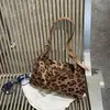 Bolso de mujer de alta gama 2026 nuevo otoño e invierno vintage estampado de leopardo bolso de hombro gran capacidad para el trabajo doble espalda bolso tipo cubo moderno