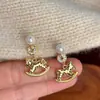 Exquisitos Aretes de Perla Moneda de Caballo con Brillo Dorado para Mujer, Lujo Accesible y Aretes de Gama Alta, Aretes Elegantes Únicos y Hermosos