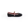 Mismo estilo que Uva Mamá: zapatos planos estilo ballet con tachuelas, fruncidos, punta redonda, correa de lazo y corte bajo de piel genuina