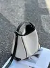 Bolsa de Axila Fosca de Nicho de Alto Padrão, Nova Bolsa Transversal Casual para o Outono e Inverno de 2026, Bolsa Feminina de Couro Genuíno