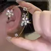 Puños de Oreja de Flor de Circonita de Lujo Ligero Inspirados en Tiktok, Diseño de Nicho con un Toque de Alta Gama, Pendientes sin Perforar, Elegantes Pinzas y Pendientes para Oreja