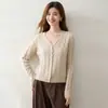 Suave cárdigan de cachemira con cuello en V estilo francés para mujer, con botones de perla, diseño de punto trenzado de doble hebra y una versátil chaqueta suéter para invierno.