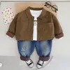 Conjunto de Duas Peças Moda Jaqueta Casual Masculina de Algodão com Dois Bolsos e Abertura Frontal e Calça Jeans Lavada à Areia Direto do Fabricante