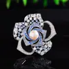 Broche de Rosa Hueca de Moda Broche de Perla de Agua Dulce de Lujo Ligero Elegante y Grandioso Accesorio de Pines Completamente de Circonita