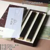 Régua de Sândalo Roxo com Folha de Damasco de Cobre Incrustada, Estrutura de Espiga e Furo, Quatro Tesouros do Estudo, Material de Estudo, Artesanato de Mogno para Presente