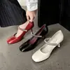 Zapatos de tacón alto rojos de 7 cm, modernos y elegantes, nuevo estilo verano 2026, punta cuadrada, tacón grueso, tira única con hebilla, zapatos de mujer