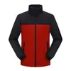 Ropa de trabajo a medida para invierno, forrada de polar, con bloques de color, cortavientos e impermeable, incluyendo diseños impresos, para hombres y mujeres, disponible para venta al por mayor como uniformes de equipo o chaquetas de trabajo.