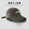 Gorra de Béisbol con Circunferencia de Cabeza Grande, Textura Suave Cepillada, Visera Curva, Versátil, Diseño Simple de Letra, Efecto Adelgazante del Rostro, Gorra tipo Pato para Hombres y Mujeres, Moderna