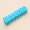 Caja de Pastillas Transparente Portátil Braille de 7 Compartimentos Siete Días a la Semana Caja de Almacenamiento Subempaque Tira Larga Caja de Pastillas de Cobertura Independiente Siete Días Impresión