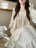 Pijama nuevo estilo 2026 de manga larga, color liso, con un moño, adecuado para primavera y otoño, con escote cuadrado, diseño de longitud media y se puede usar como ropa de estar o como prenda exterior