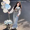 Conjunto simples e estiloso para meninas apresentando um colete fofo de urso, uma blusa doce de gola boneca estilo coreano e calças jeans versáteis com estampa de estrelas.