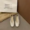 Primeiro Encontro: Sapatos Mary Jane de salto baixo com bolinhas estilo francês e salto grosso para meninas