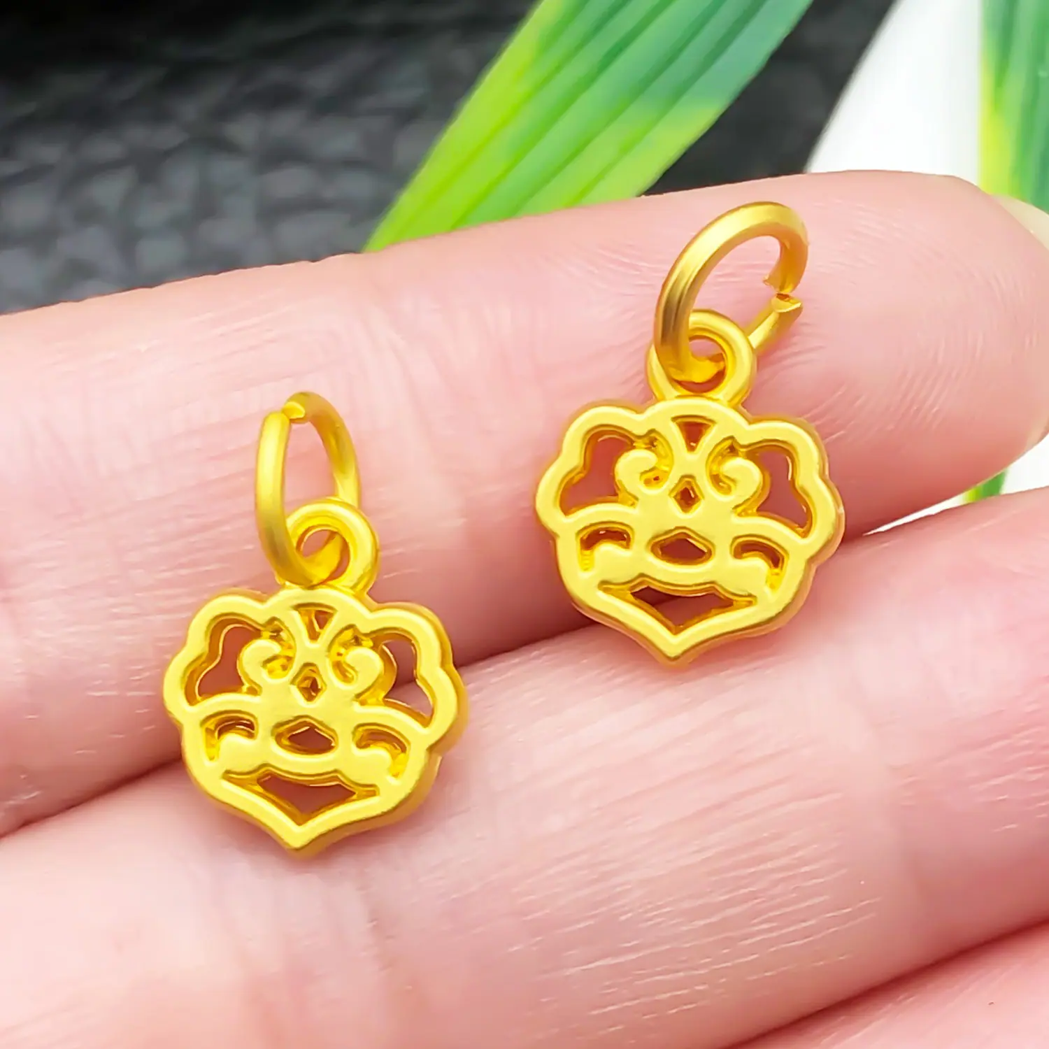 22551-ZH-黄色古法金哑金重工祥云吊坠16x10mm-